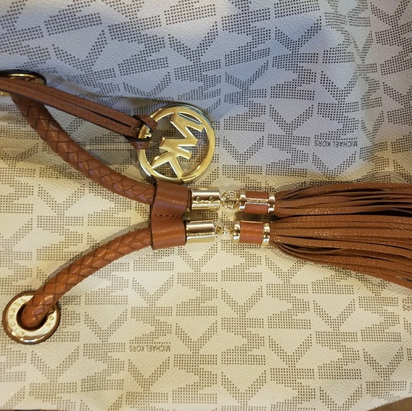 Michael Kors bag 🚚 moving sale, make an offer 🚚 - Picture 6 of 6