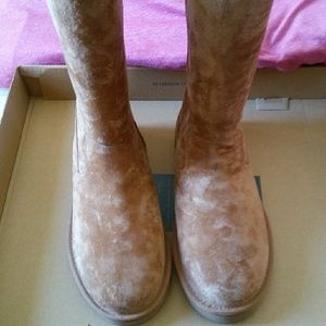 BRAND NEW WOMENS MIDCALF LENGTH TAN COLORED UGGS