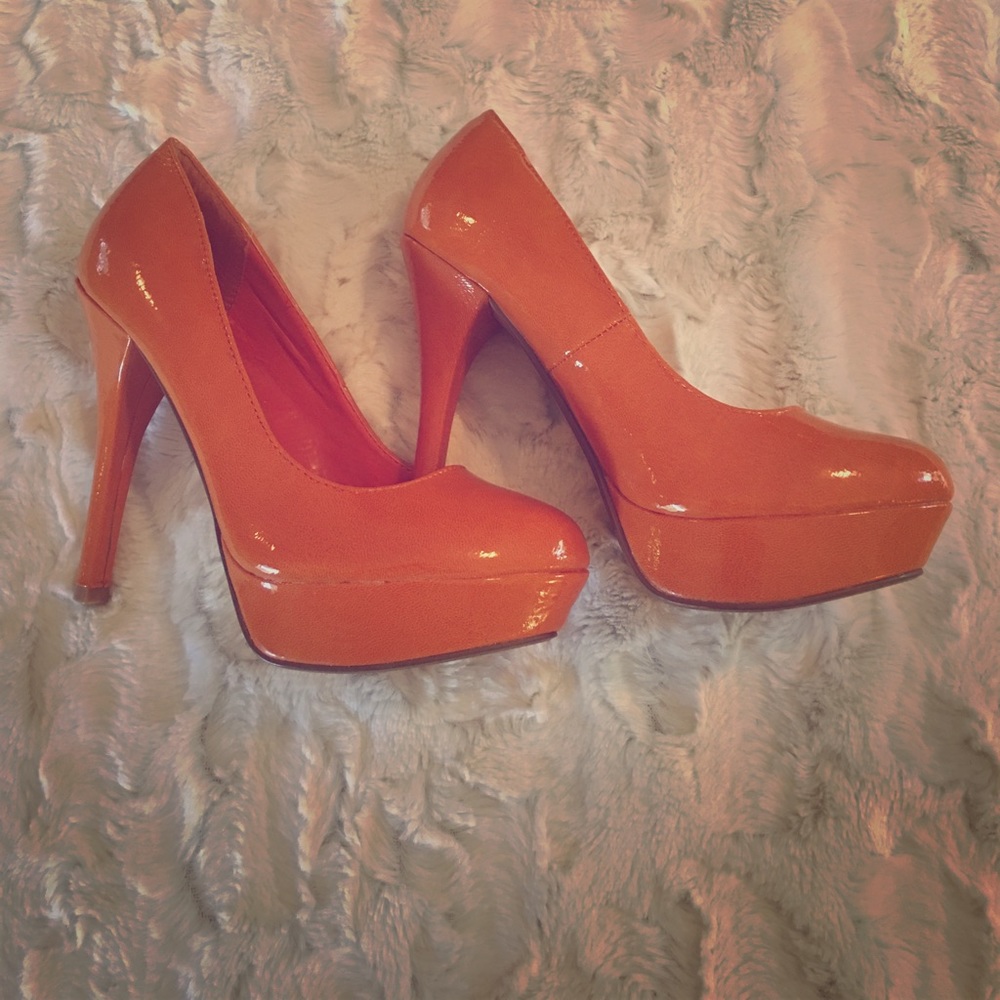 Orange glossy pumps