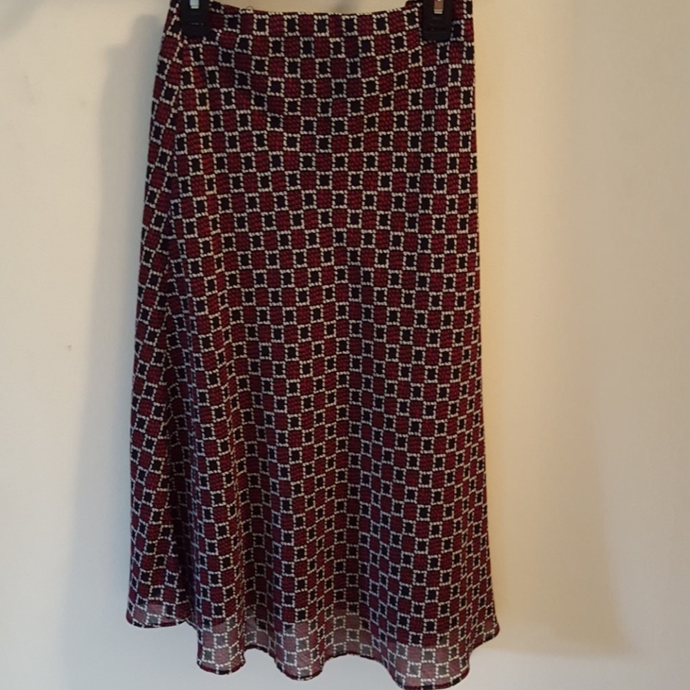 Light and flouncy calf-length skirt