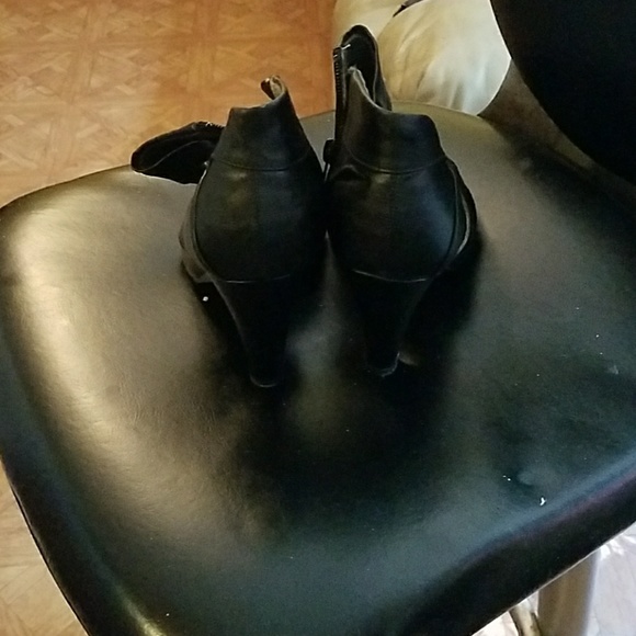 Women - Picture 2 of 4