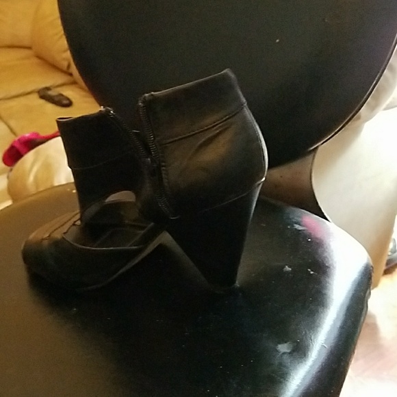 Women - Picture 4 of 4