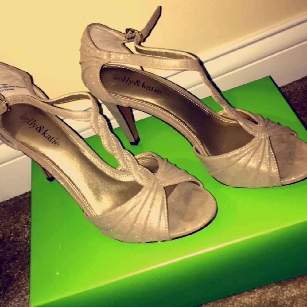 Champagne colored heels. size 9