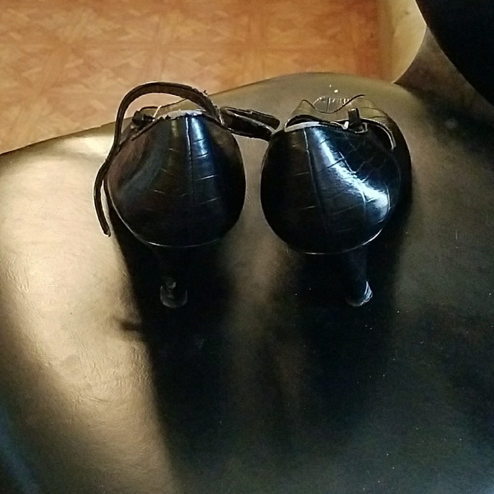 Shoes - Picture 2 of 4