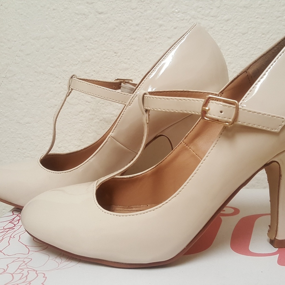 Journee Collection Pumps