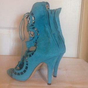 Turquoise strap cutout heel