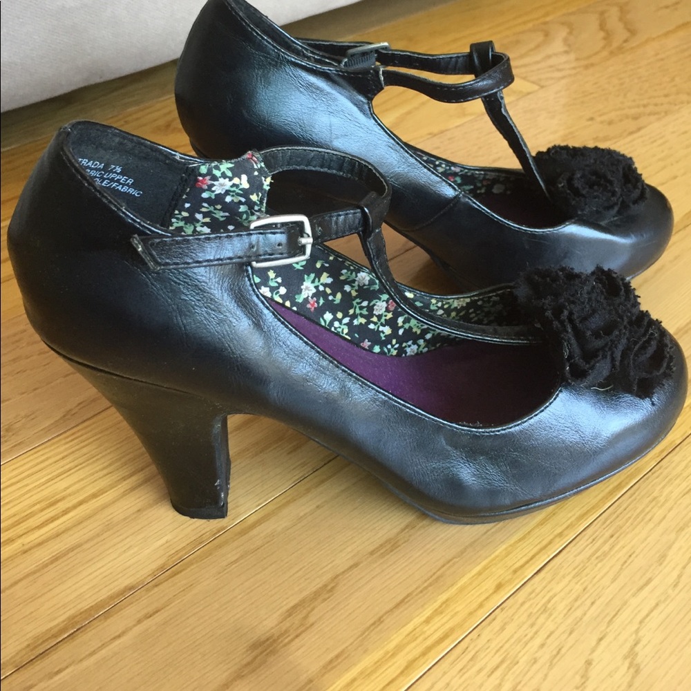 Black Madden Girl heels with Rosette detail