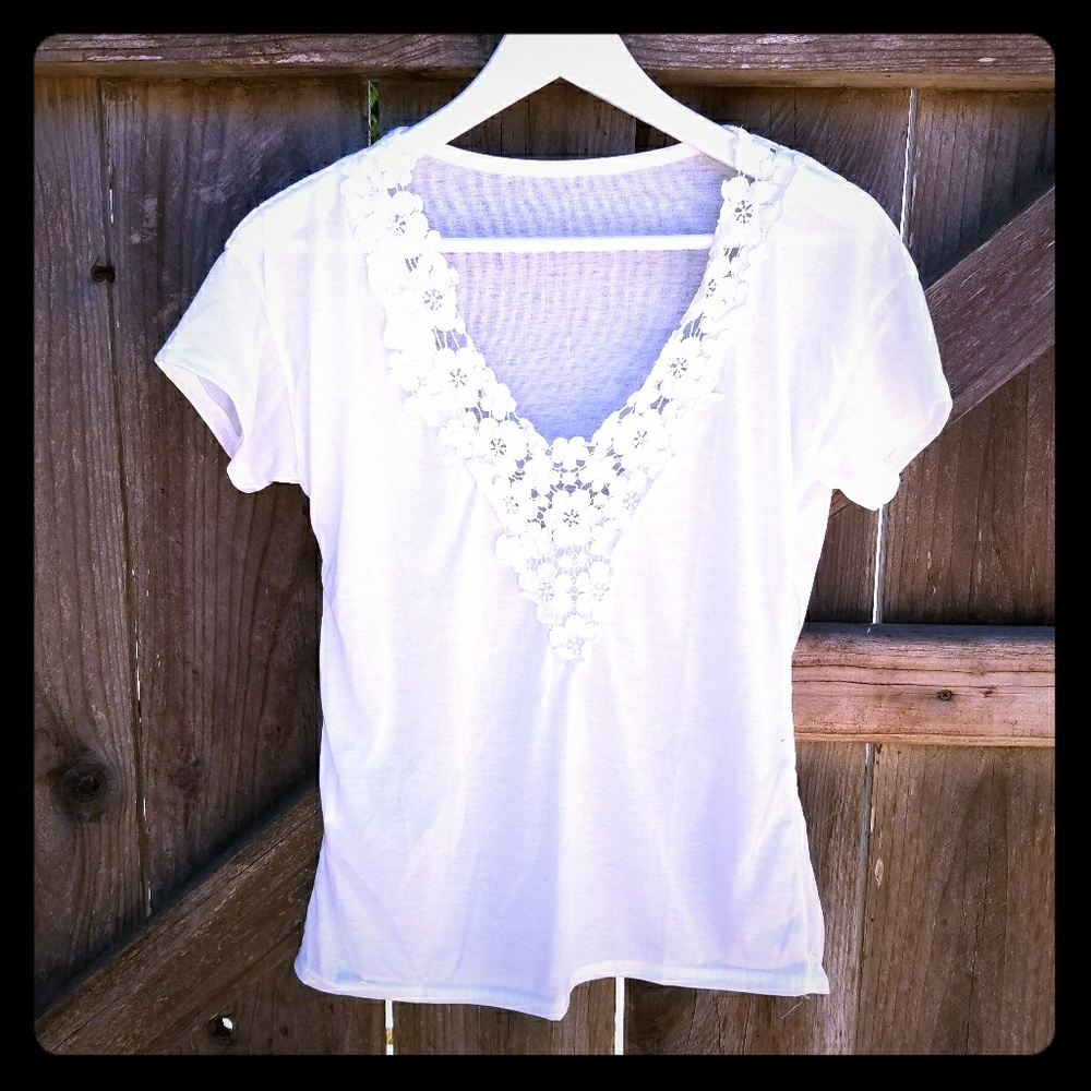 NWOT crochet v neck tee S