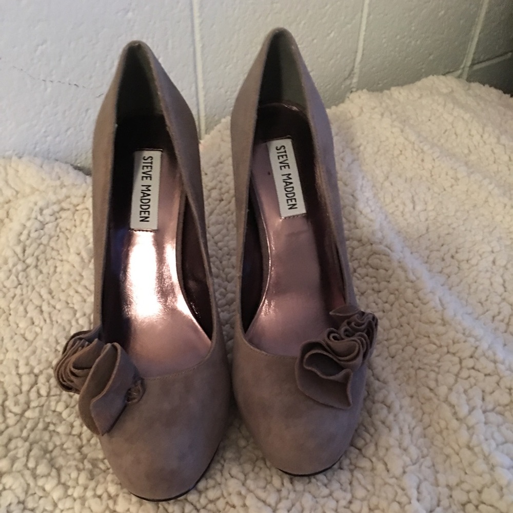 Beautiful suede close toed pump.
