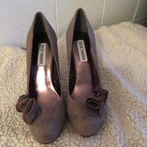 Beautiful suede close toed pump.