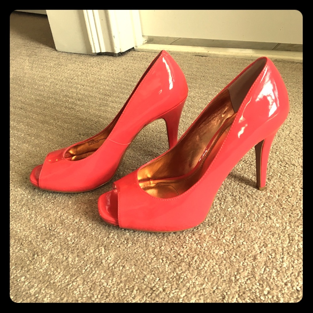 ✨SALE✨BCBG coral patent peep toe heels
