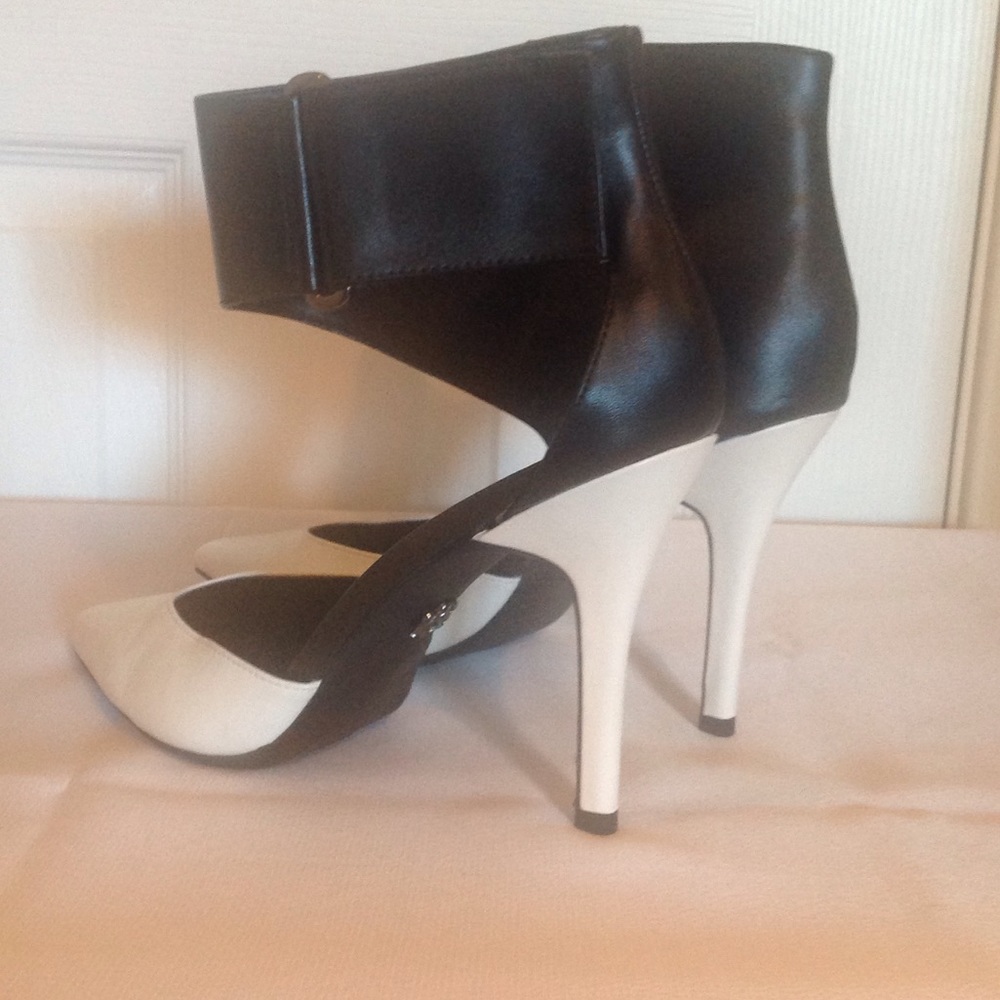 Stunning black & white heel