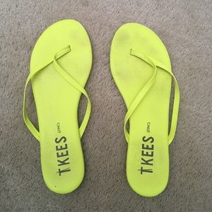 TKEES fluorescent yellow flip flops size 8