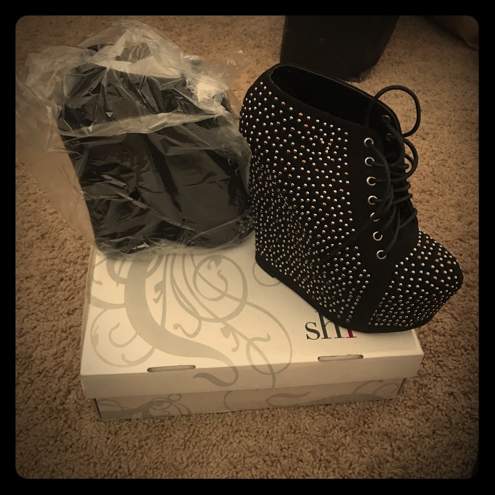 Galaxy Blk wedges by Shi! Have not been used