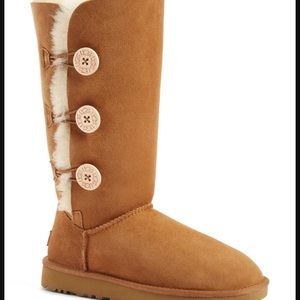 ❄️•UGG• Three Button Bailey