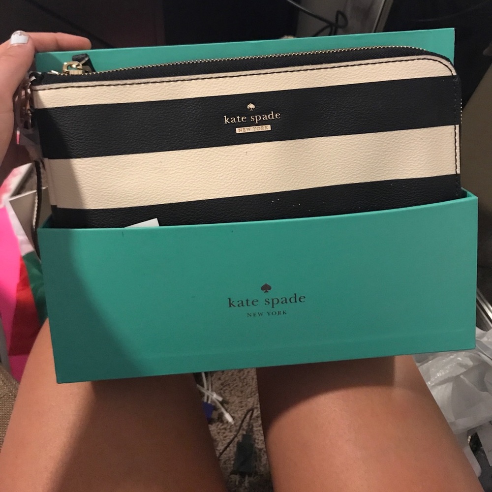 Nwt charging purse Kate spade
