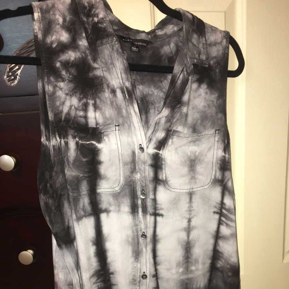 Black and white flowy tank