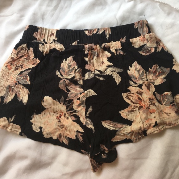 Floral Flowy Shorts - Picture 2 of 4