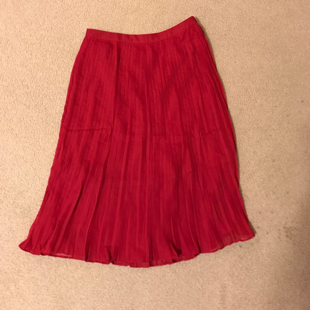 Over the knee Red pleated skirt
