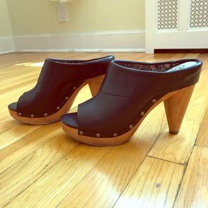 Heeled platform wood and leather peeptoe clogs
