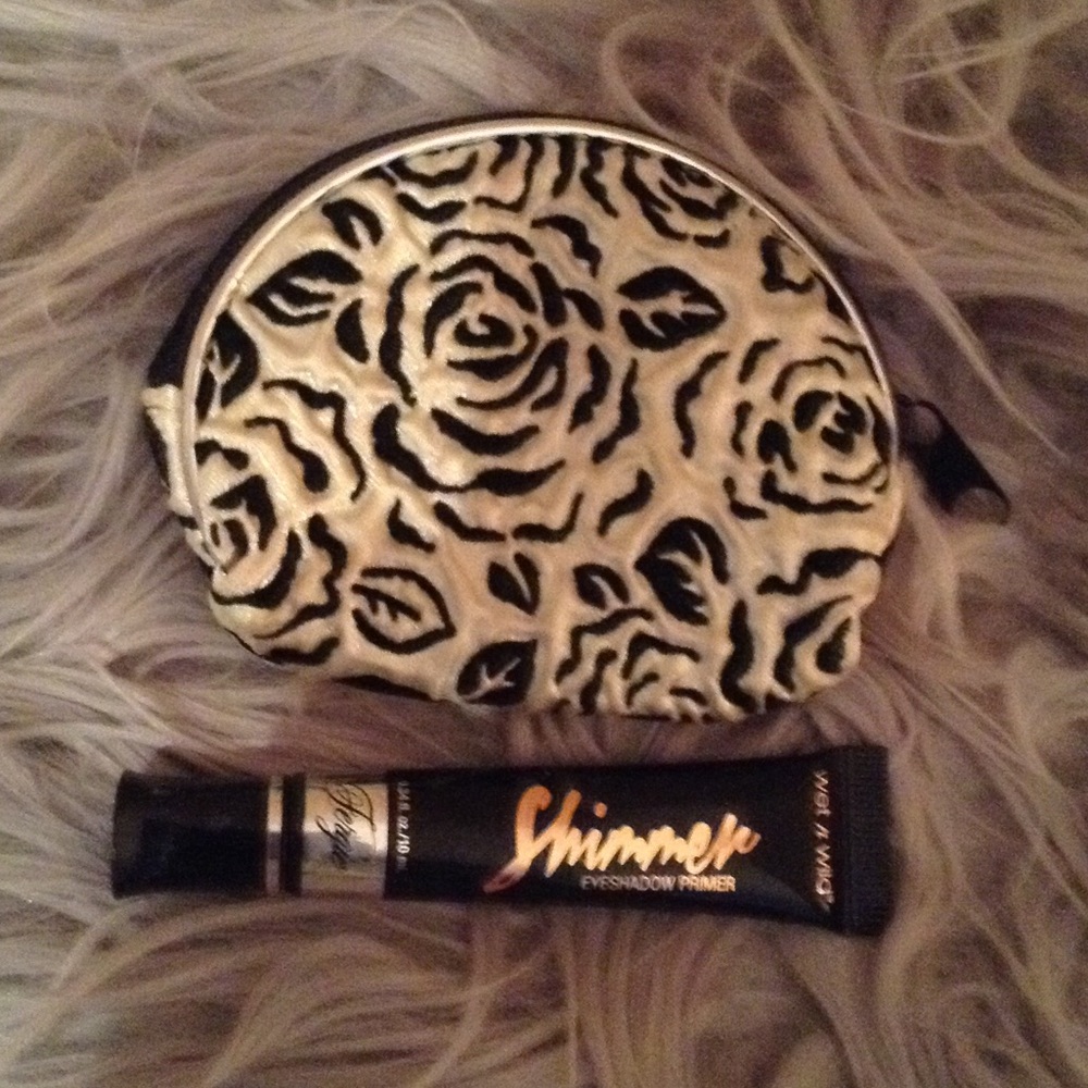 Fergie eyeshadow primer WET&WILD / desginer baggy