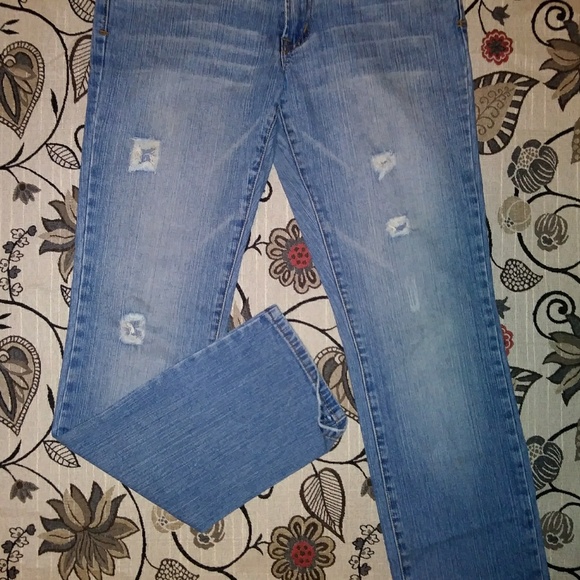 SOLD 🌟Lola Distressed Jeans🌟 - Picture 3 of 5