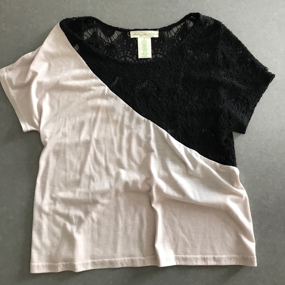 Asymmetrical boxy cut short sleeve shirt - Picture 1 of 3