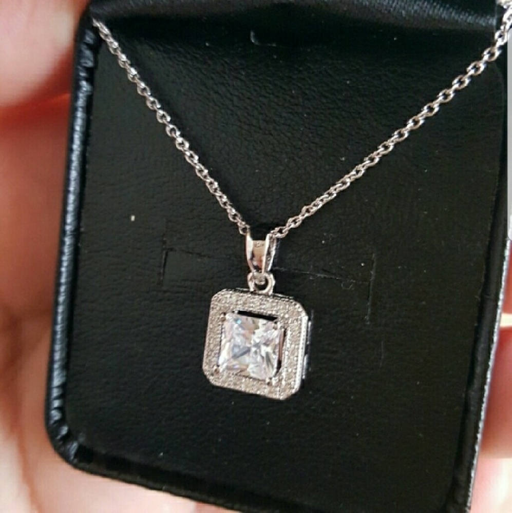 18k Swarovski Princess cut necklace - Picture 2 of 5