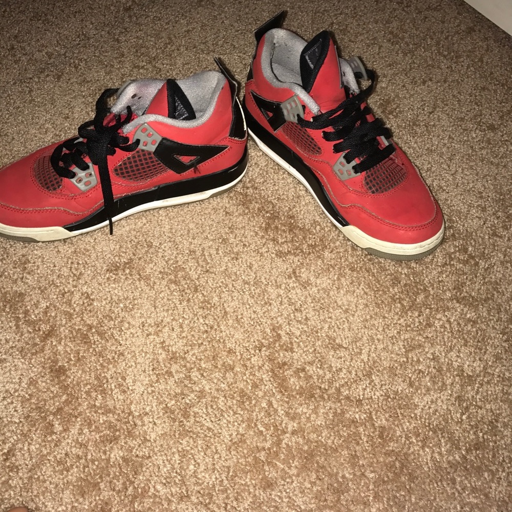Jordan 4s - Picture 3 of 3