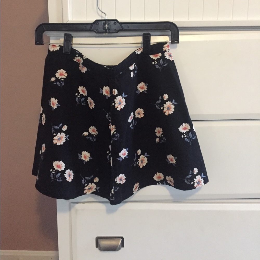 NEVER WORN- MINI FLORAL SKIRT! FOREVER 21