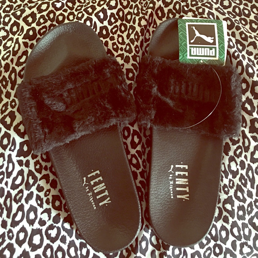 Black Slider Pumas