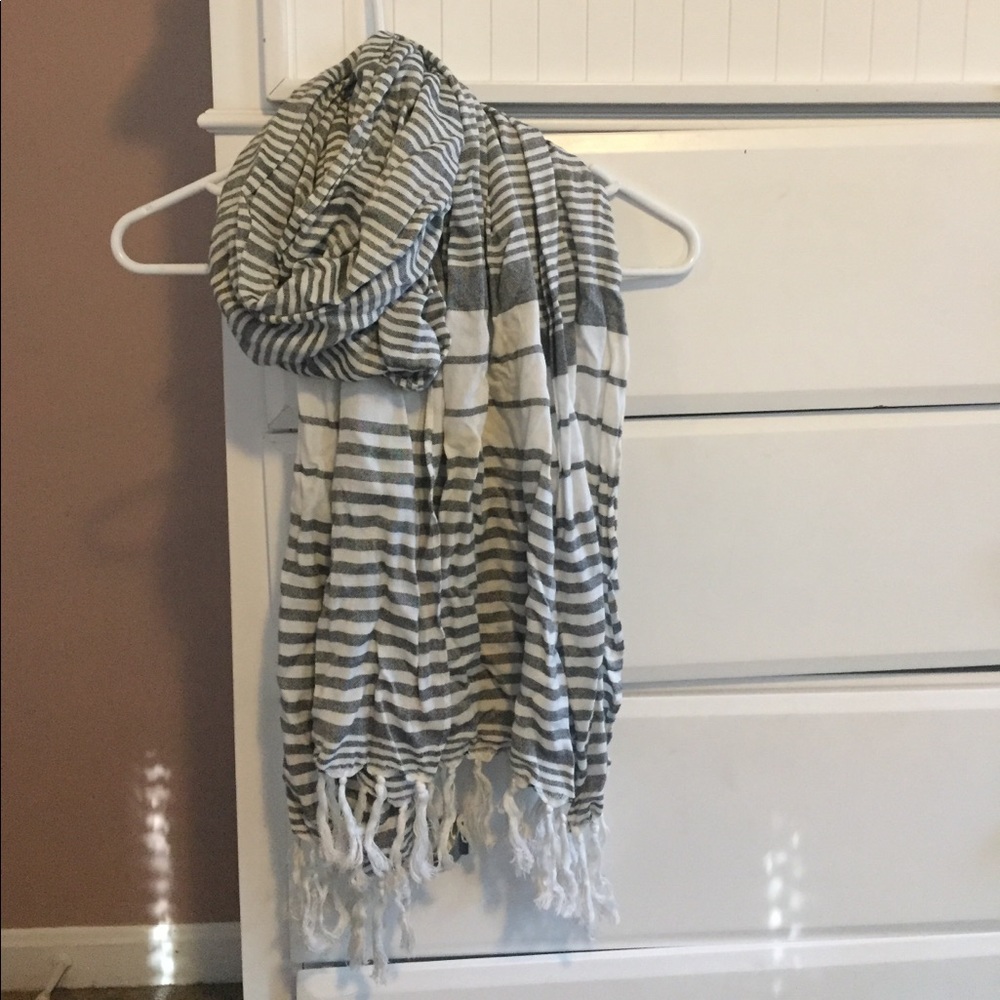 BEAUTIFUL GREY & WHITE SCARF!