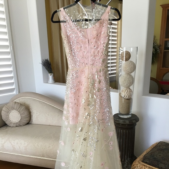 Oscar de La Renta gown - Picture 3 of 10