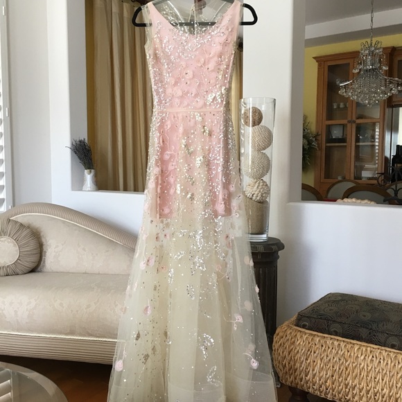 Oscar de La Renta gown - Picture 7 of 10