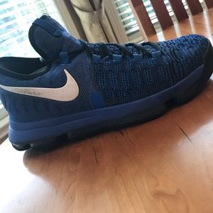 Mens 8.5 KD basketball shoes.