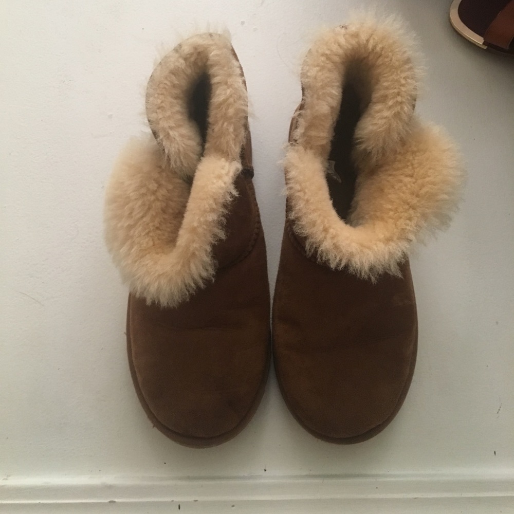 Tan short uggs