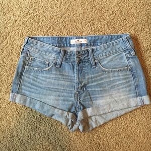NWOT MEDIUM WASH MID RISE HOLLISTER SHORTS