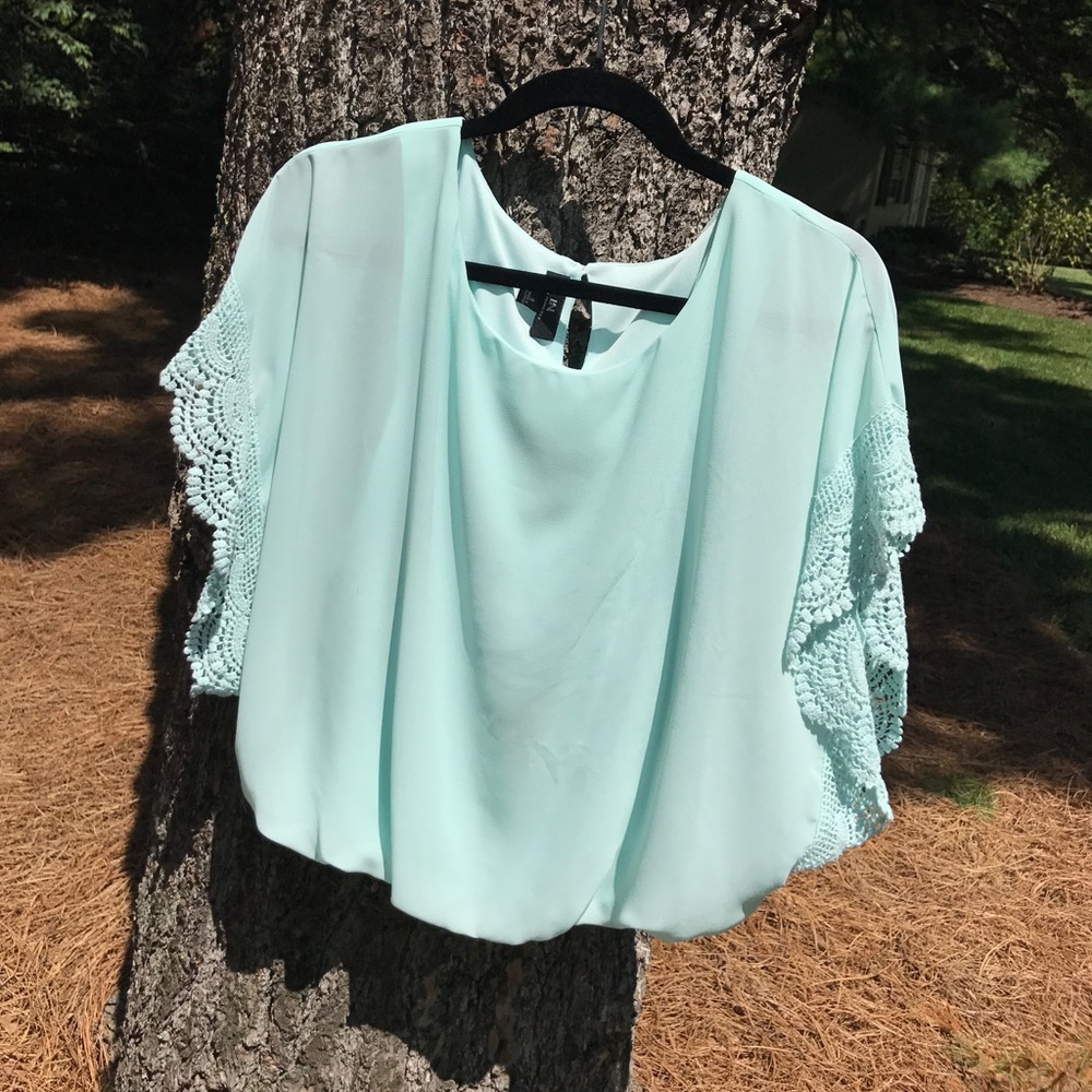 I.N. Teal Flowy Top, Lacey Arm Rims