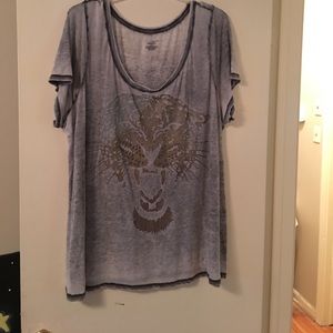 Gray tshirt with gold pattern on front