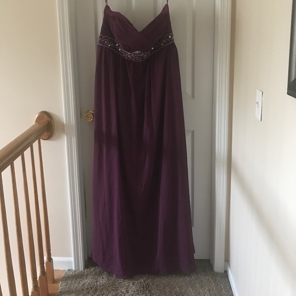 **NEVER BEEN WORN PROM DRESS**