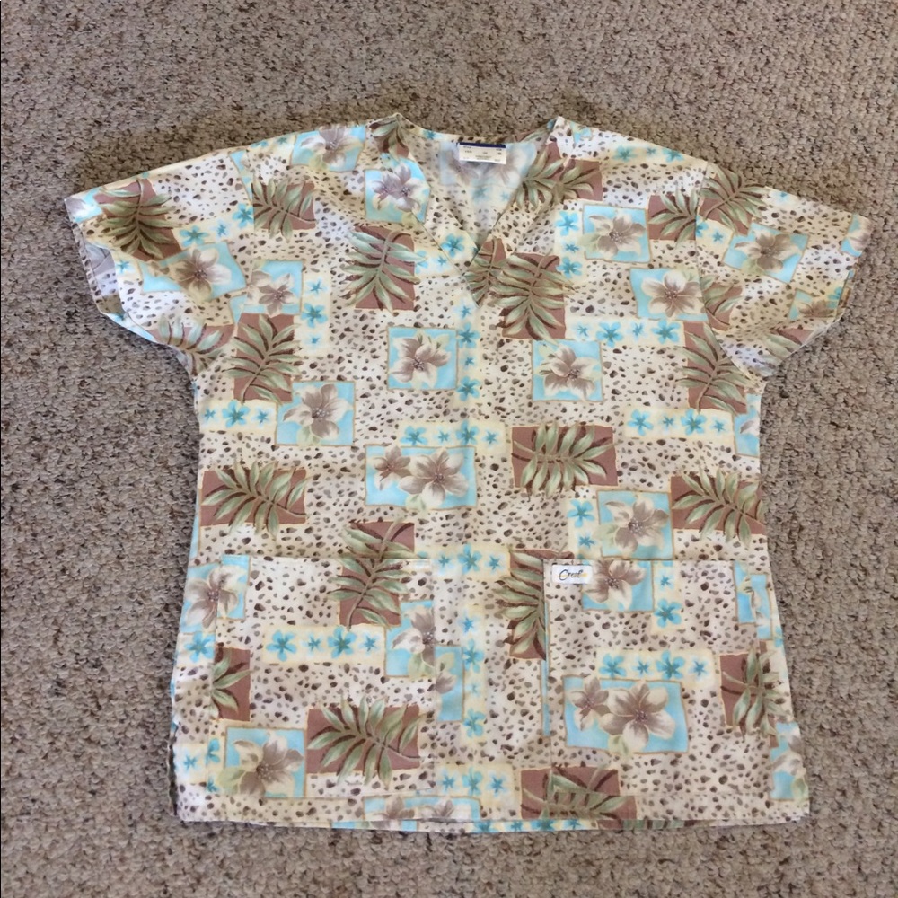 Scrubs with flower pattern pockets on both sides