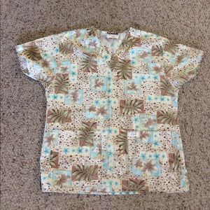 Scrubs with flower pattern pockets on both sides