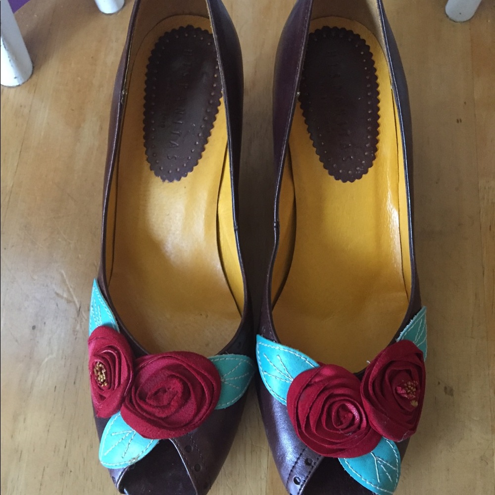 Hispantias size 37 dress shoe.