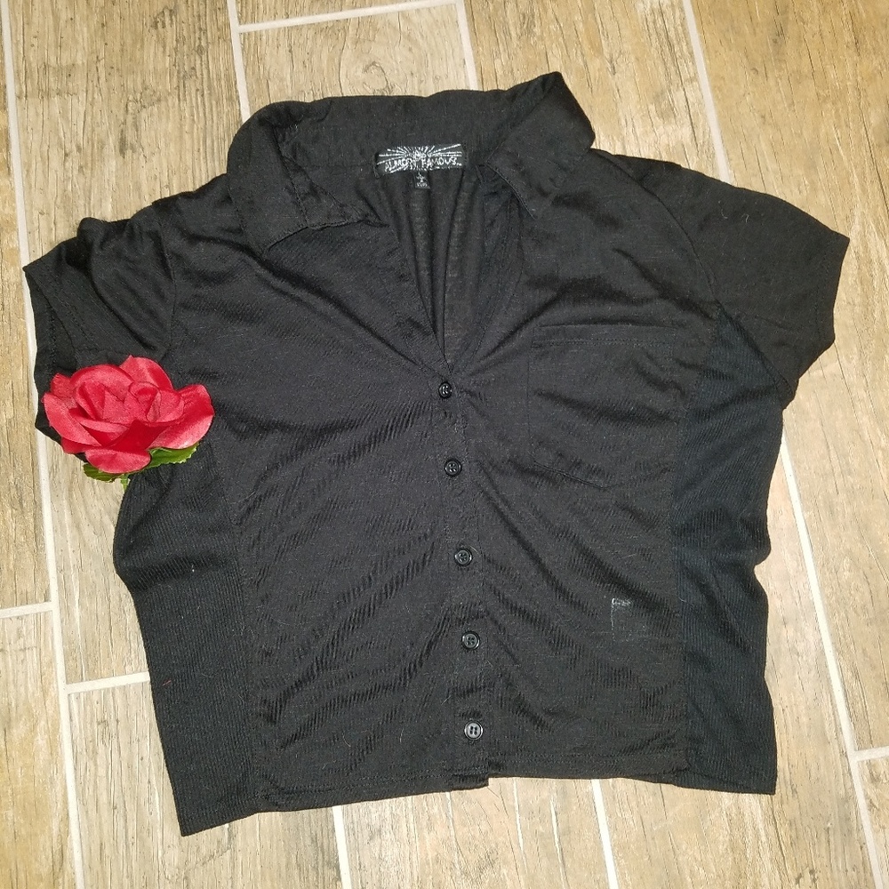Black button up croptop