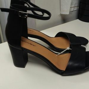 Brand new trendy and comfortable sandals.