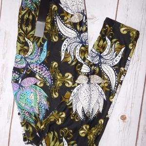 Plus Size Filigree Paisley Print Soft Leggings