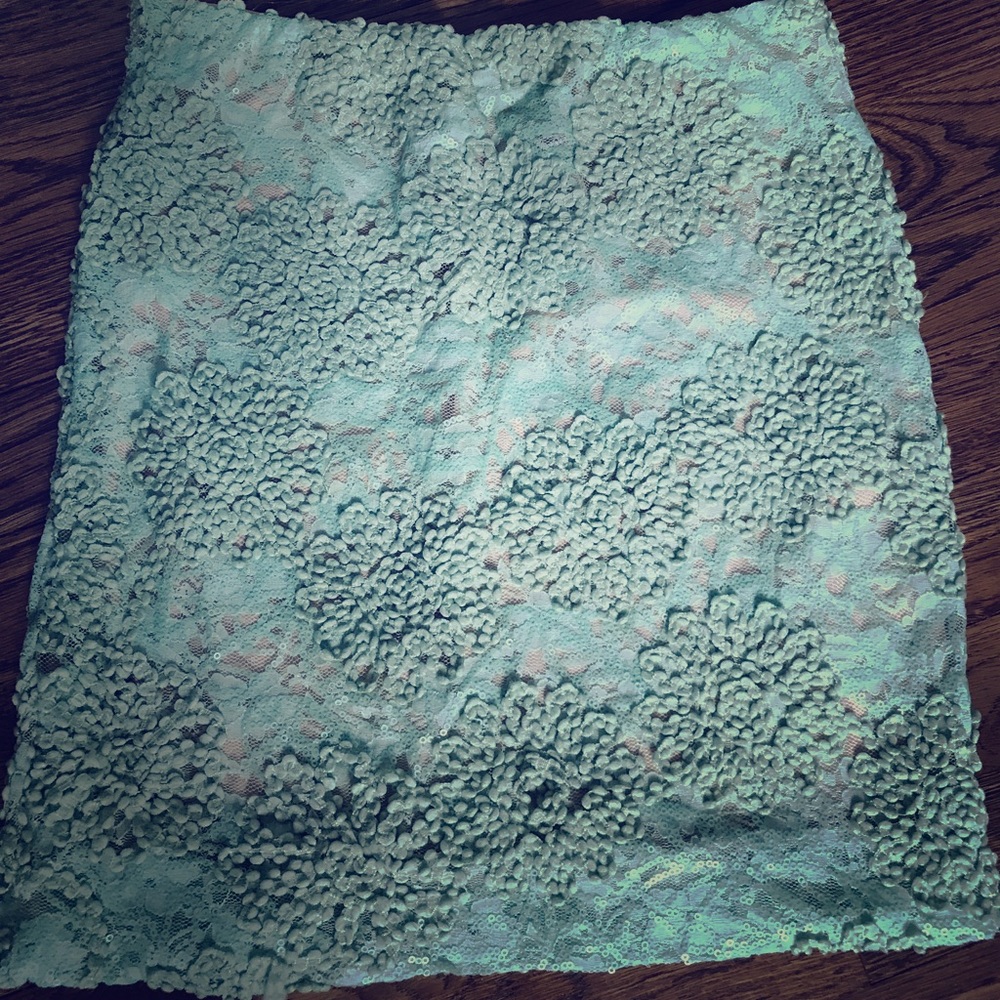 Sea foam textured skirt