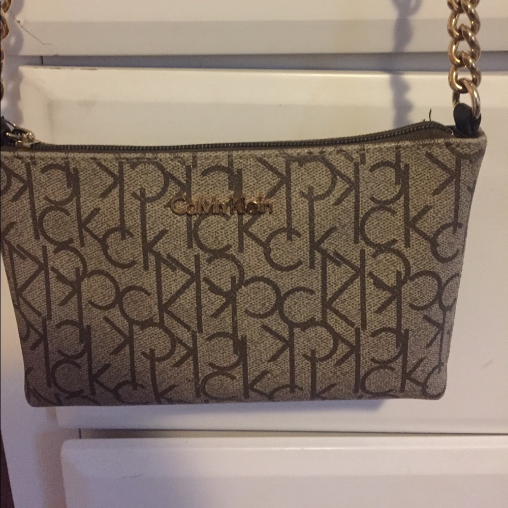 CALVIN KLEIN CROSS BODY PURSE!