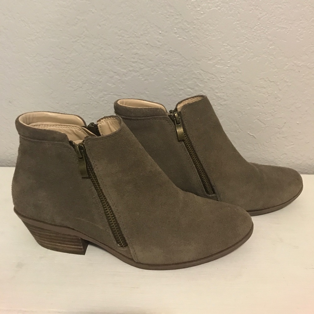 Light grey Chelsea boots