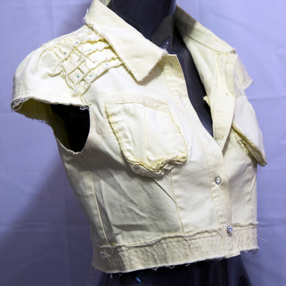 Cropped  sleeveless yellow  jean jacket